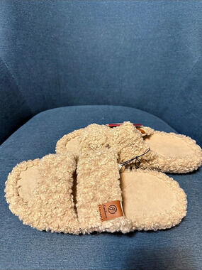Ever foams  Cozy Cream Slippers NWT